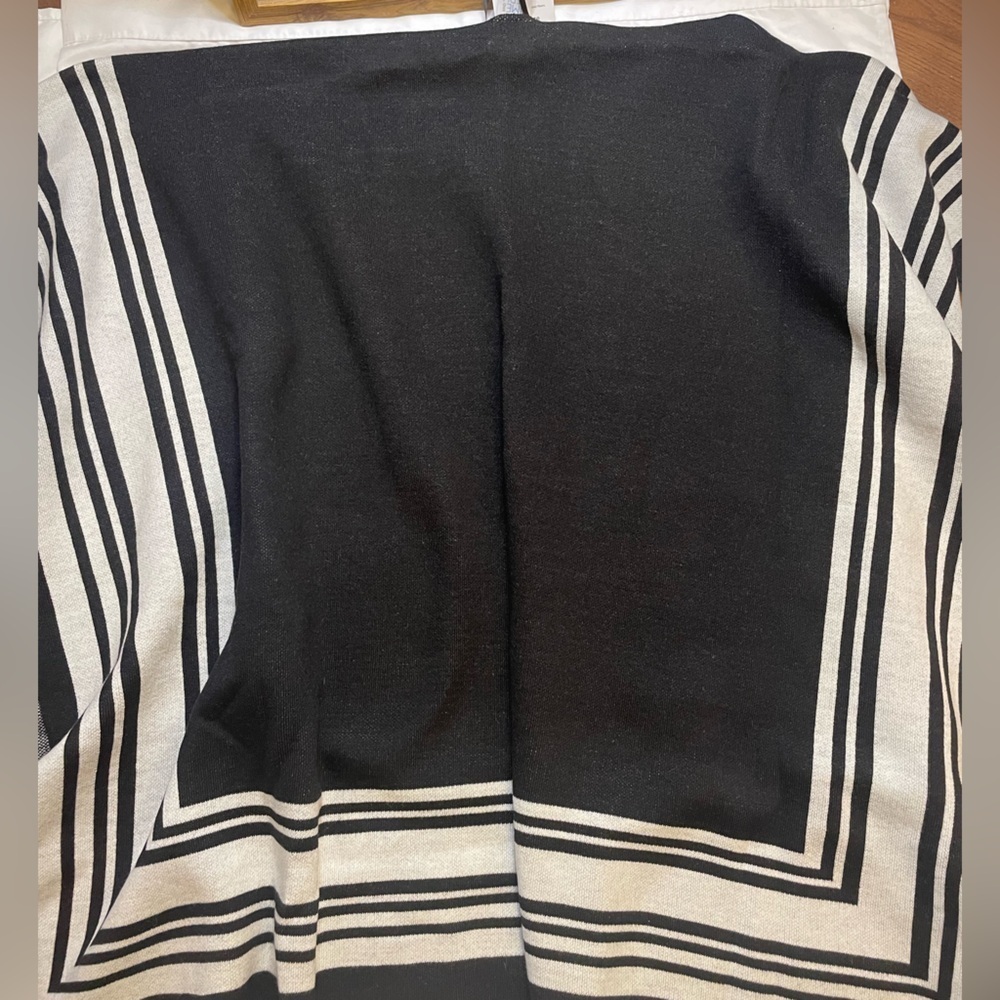 NWT Time & Tru size OS black and white ruana - Picture 4 of 6
